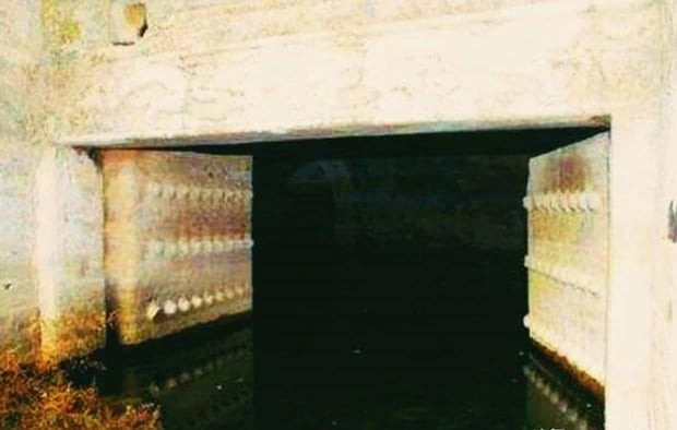 Bên trong lăng mộ bị ngập nước nghiêm trọng.
