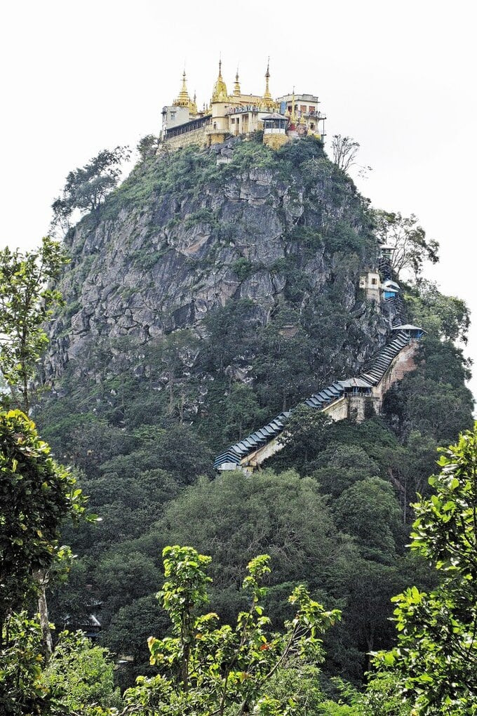 Để có thể lên được tu viện này, du khách phải leo chính xác là 777 bậc thang mất hơn 30 phút