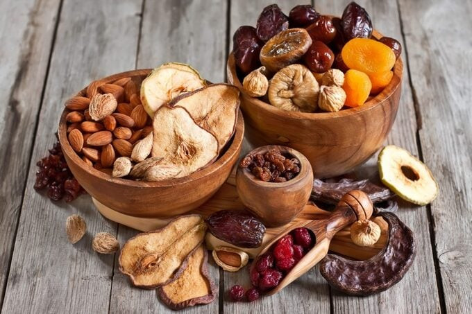 Hạt cung cấp một lượng đáng kể protein từ thực vật và cũng giàu chất béo có lợi cho tim