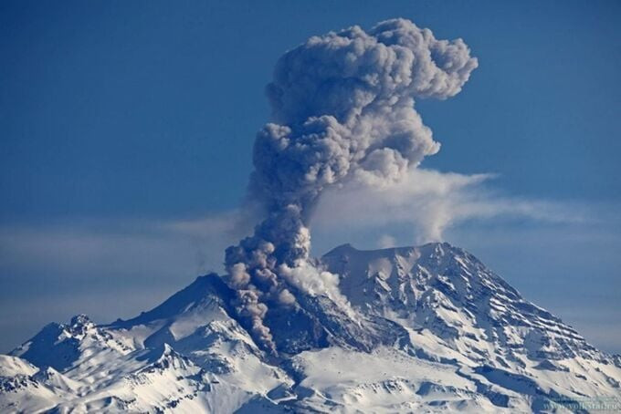Núi lửa Shiveluch tại bán đảo Kamchatka phun trào