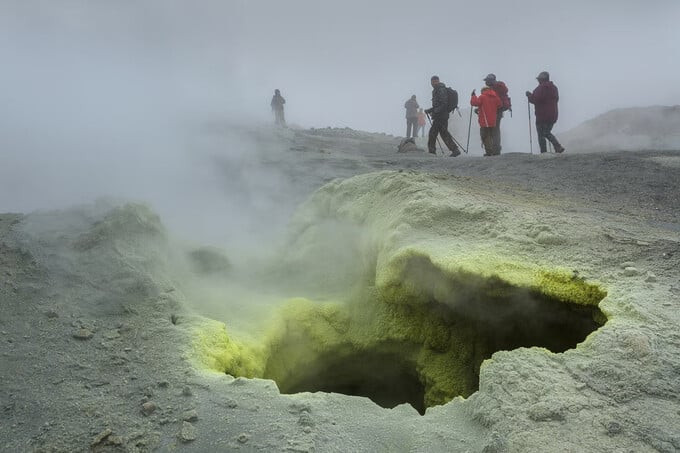 Du khách khám phá ngọn núi lửa vẫn đang hoạt động