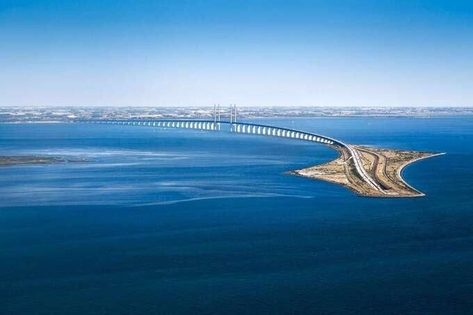 Điểm đặc biệt của Øresund là sự kết hợp giữa một cây cầu treo dài 8km và một đường hầm dưới biển dài 4km