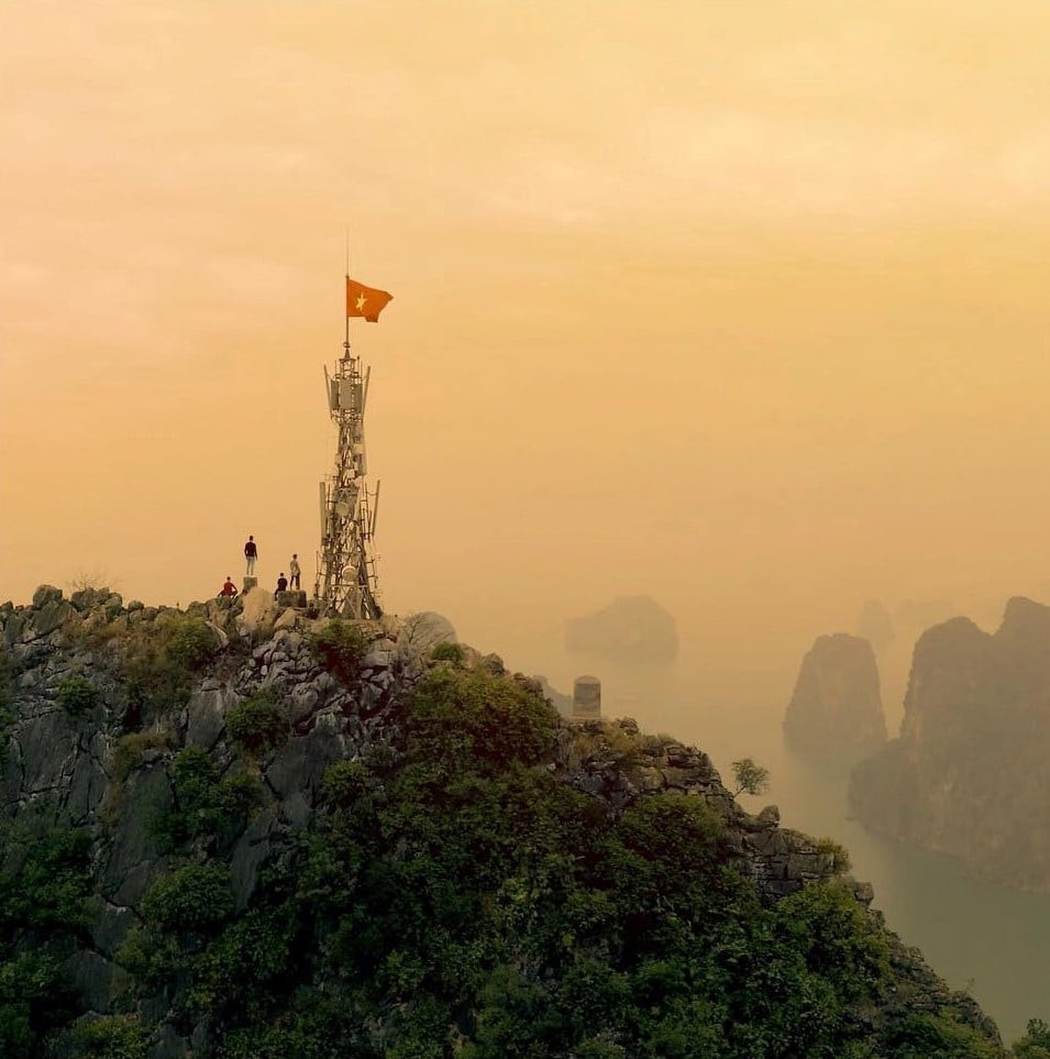 Lúc bình minh lên, khung cảnh càng trở nên huyền ảo với sương trắng bao quanh ngọn núi. Ảnh: HIEUCKRAY