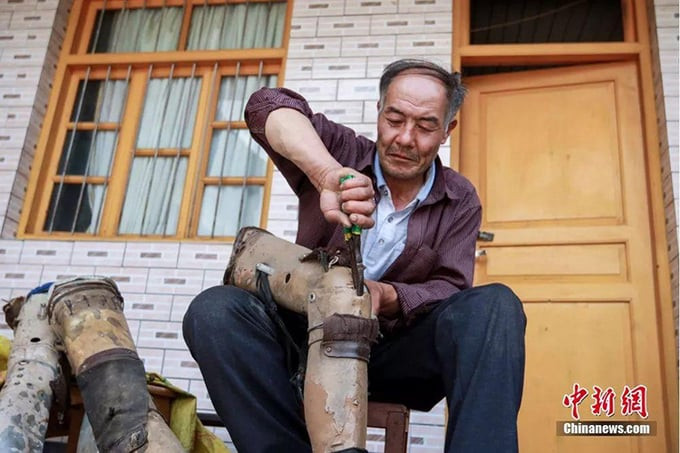 Chiếc chân giả từ năm 1990 vẫn được ông Yongping sửa chữa dùng lại. Ảnh: China News