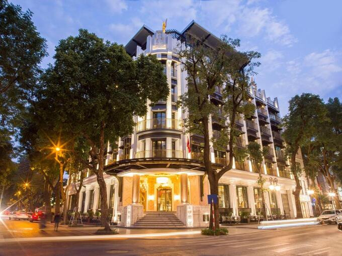 Đây là khách sạn boutique đầu tiên của Sun Group, mang kiến trúc độc đáo Art Nouveau và Art Deco
