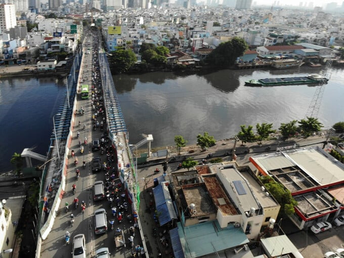 Cầu Kênh Tẻ luôn trong tình trạng quá tải