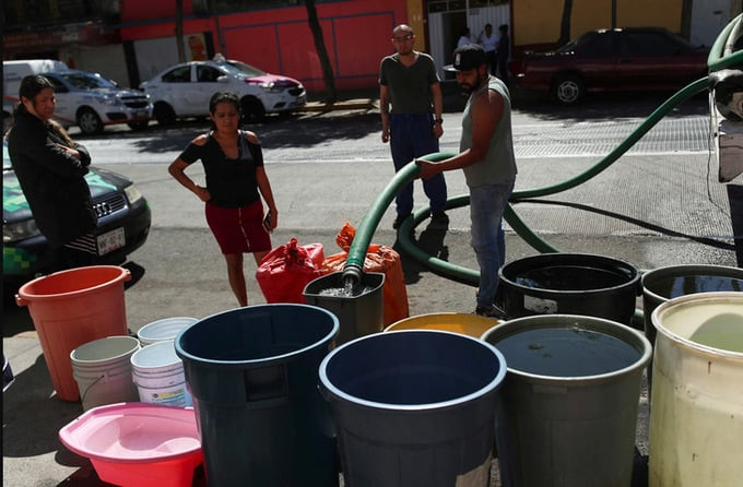 Người dân sống ở khu phố Azcapotzalco thuộc thành phố Mexico xếp hàng lấy nước