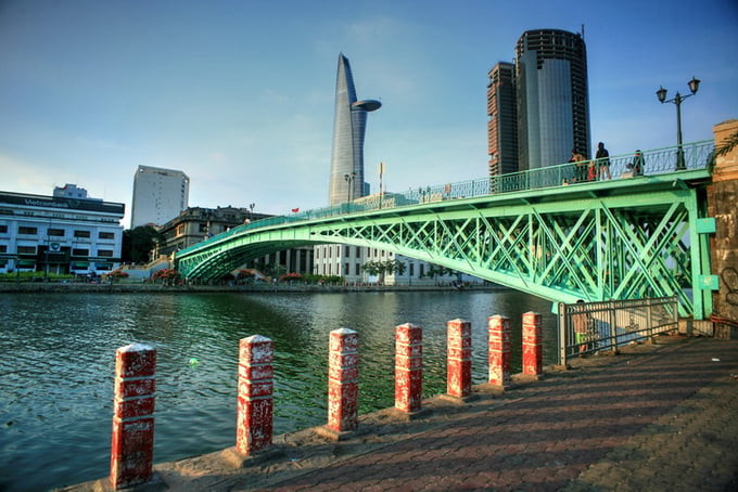 Cầu Mống là một công trình kiến trúc cổ nối liền hai bờ quận 1 và quận 4