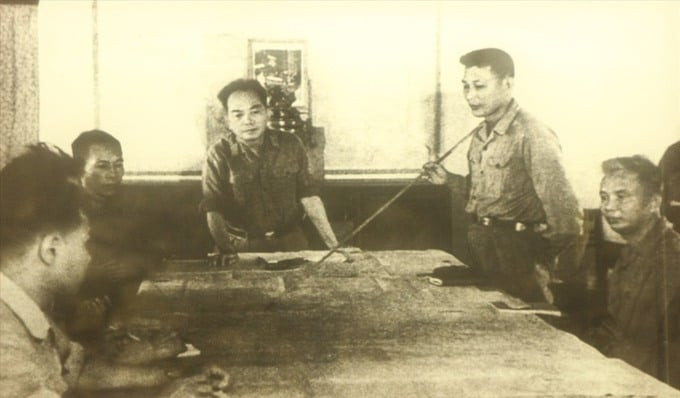 Đại tướng Võ Nguyên Giáp cùng Bộ Tổng tham mưu và Tư lệnh Đồng Sỹ Nguyên bàn kế hoạch chuẩn bị cho chiến dịch “Đường 9 - Nam Lào” năm 1970