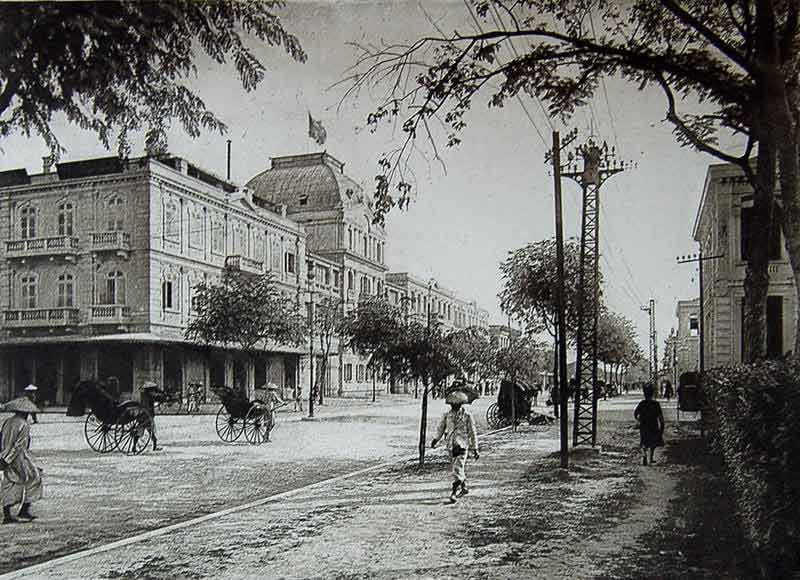 Khách sạn ban đầu tên là Grand Hotel Metropole Place