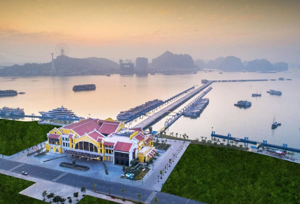 Tháng 12/2020, Cảng tàu khách quốc tế Hạ Long (Quảng Ninh) đã nhận tin vui lớn khi được vinh danh “Cảng tàu khách hàng đầu châu Á - Asia's Leading Cruise Port 2020”