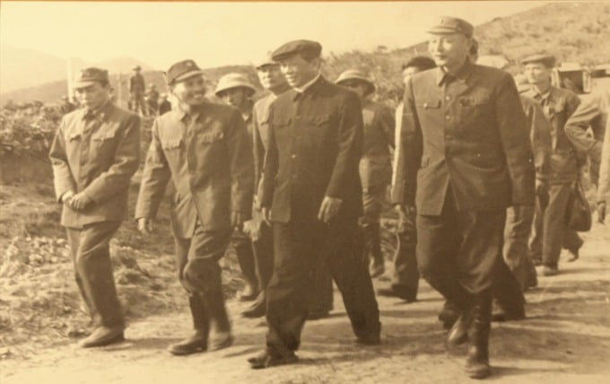 Tổng Bí thư Lê Duẩn cùng Tư lệnh Đồng Sỹ Nguyên thăm Bộ đội Trường Sơn năm 1973