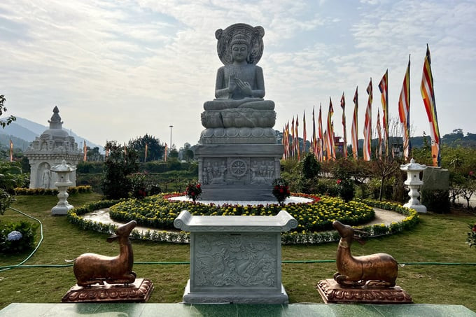 Đại Tượng Phật Thích Ca kết ấn chuyển Pháp luân an vị trong khuôn viên Vườn Phật - Đại Bảo tháp Tây Thiên