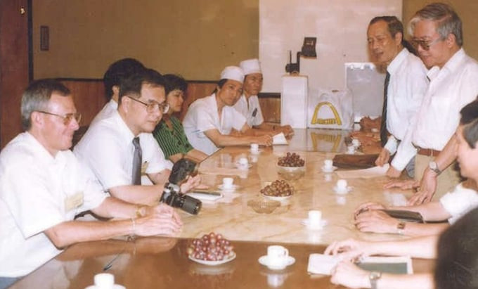 Buổi họp chuẩn bị cho ca ghép thận đầu tiên tại Học viện Quân y vào năm 1992. Giáo sư Lê Thế Trung đeo cà vạt màu đen, đang đứng.