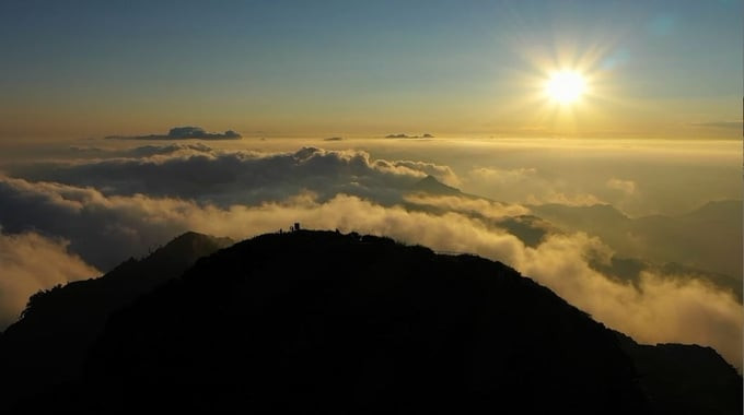 Đỉnh Chiêu Lầu Thi cao 2.402m so với mực nước biển, là ngọn núi cao thứ hai của Hà Giang