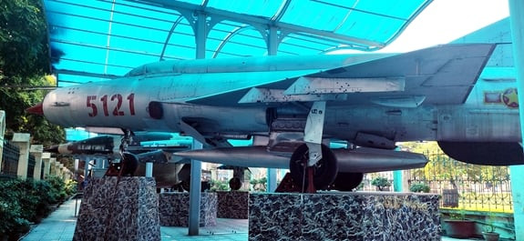 Máy bay MiG-21 số hiệu 5121 trưng bày tại sân sau của Bảo tàng Lịch sử Quân sự Việt Nam. Ảnh: Phúc Thắng/Báo QĐND