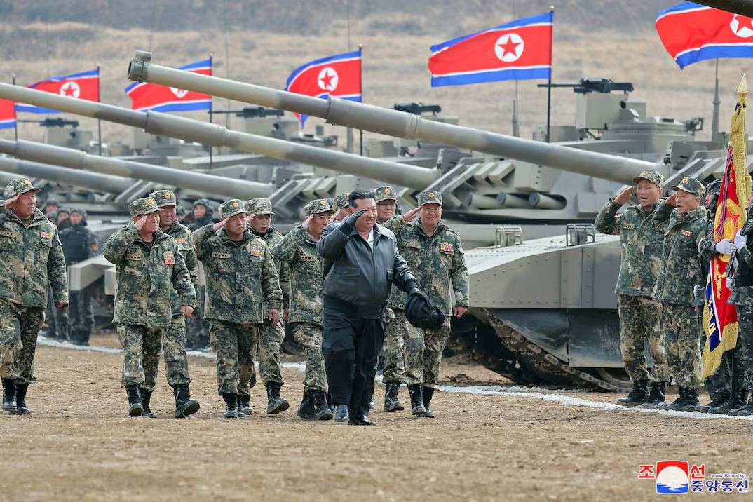 kim jong un thi sat tap tran.jpg