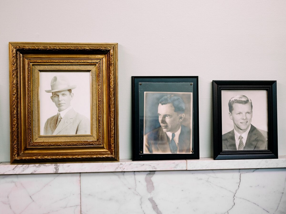  Hume Sammons, George Sammons và James E. Sammons, ba thế hệ lãnh đạo đầu tiên của ngân hàng