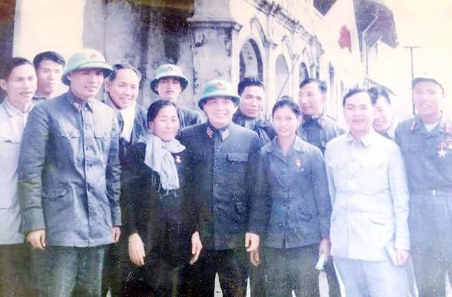 Mẹ Suốt (thứ 4 từ trái sang) cùng Đại tướng Võ Nguyên Giáp và các đại biểu dự Hội nghị Anh hùng, chiến sĩ thi đua năm 1966 ở Hà Nội
