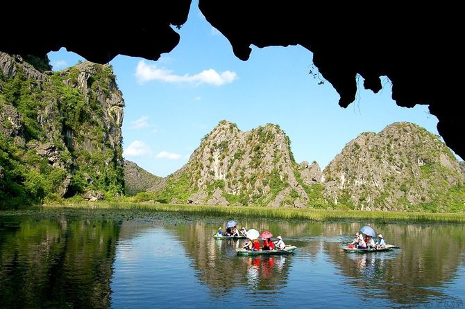 Khu du lịch sinh thái Tràng An có 49 hang động nhiều nhất Việt Nam, được nối với hơn 30 thung nước và gần 20 điểm tâm linh với lộ trình xuyên thủy dài khoảng 30km