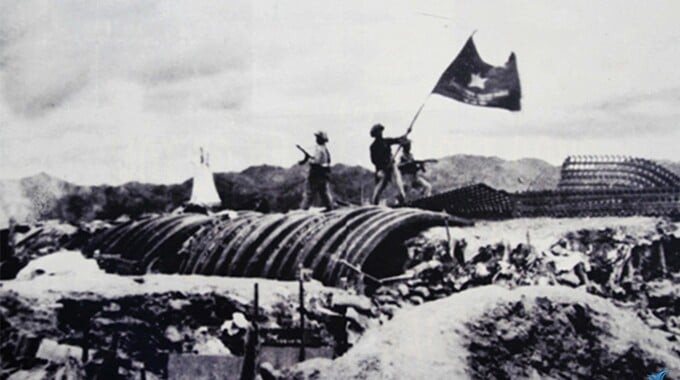Vào chiều ngày 7/5/1954, lá cờ của Quân đội nhân dân Việt Nam vẫn tung bay trên đỉnh hầm tướng De Castries