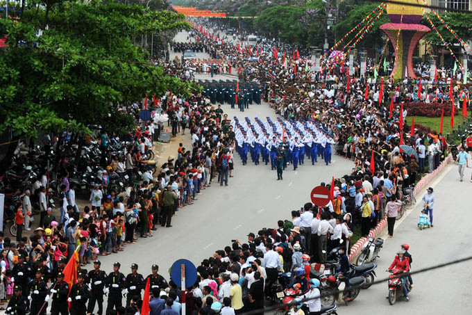Các lực lượng diễu hành trên đường phố Điện Biên, tháng 5/2014