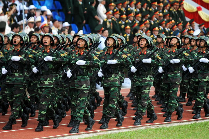 Quân đội diễu binh qua lễ đài dịp kỷ niệm 60 năm chiến thắng Điện Biên Phủ, tháng 5/2014 tại tỉnh Điện Biên
