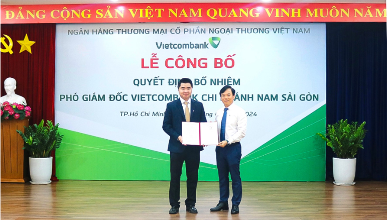 Phó Tổng Giám đốc Vietcombank trao quyết định bổ nhiệm cho ông Hồ Trung Dũng - tân Phó giám đốc Vietcombank Nam Sài Gòn