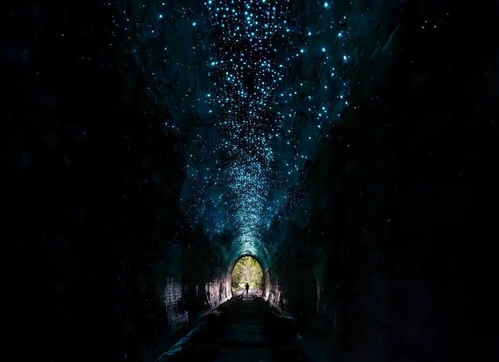 Đường hầm trăm năm tuổi bị bỏ hoang bỗng 'nổi như cồn' bởi vệt sáng xanh kỳ lạ