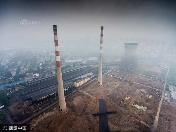 Do đã lạc lâu và làm ô nhiễm môi trường nặng nề, chính quyền quyết định phá dỡ nhà máy nhiệt điện này bằng thuốc nổ