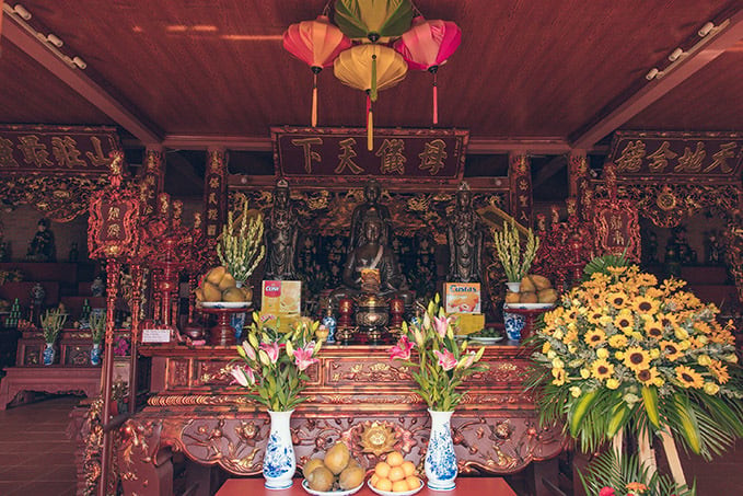 Các bàn thờ đều được bài trí vô cùng trang trọng và mang đậm màu sắc tâm linh