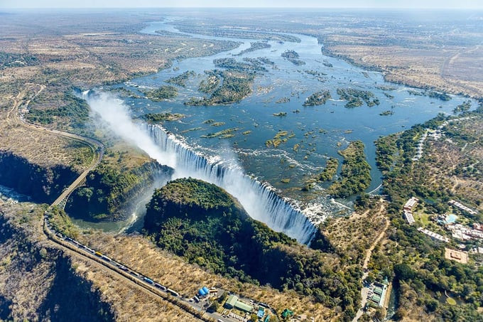 Thác Victoria là một kỳ quan đặc sắc với những làn sương mù và tia nước dài hàng dặm đánh dấu biên giới giữa Zambia và Zimbabwe