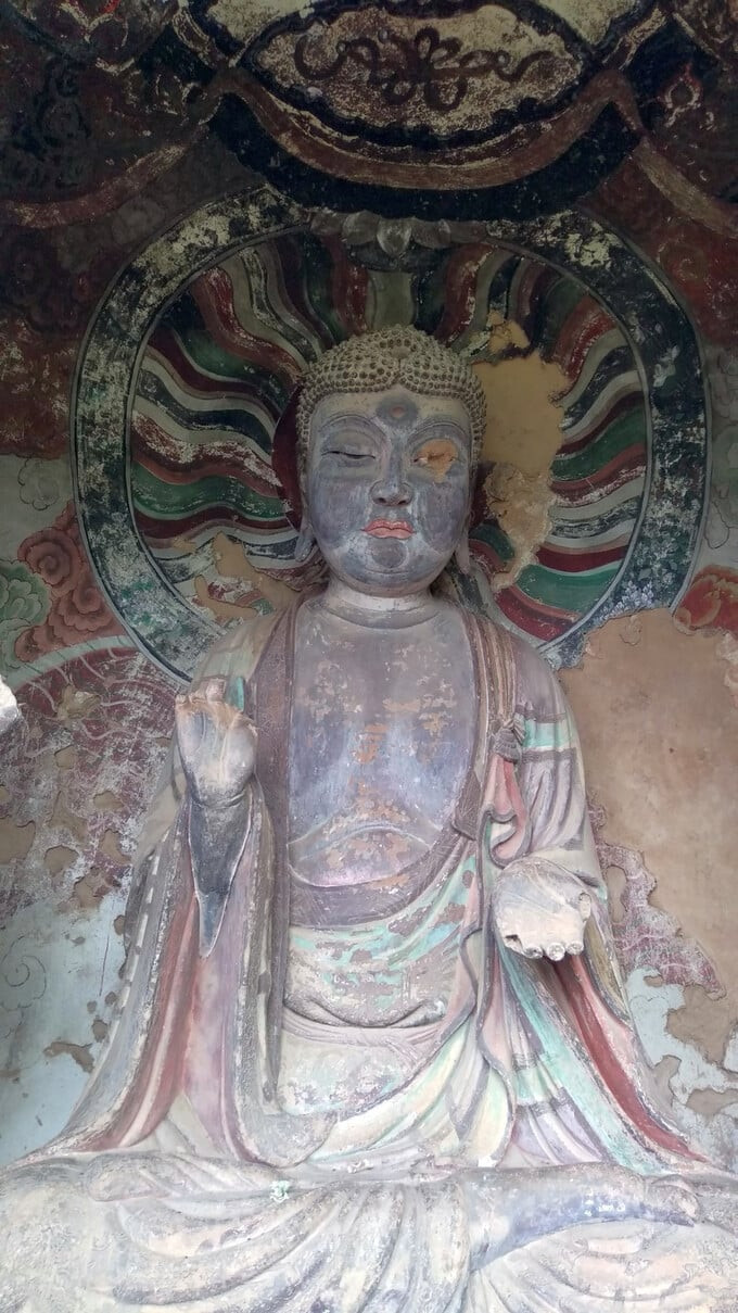 Bên trong hang đá chứa một kho tàng tuyệt vời của các tác phẩm điêu khắc Phật giáo