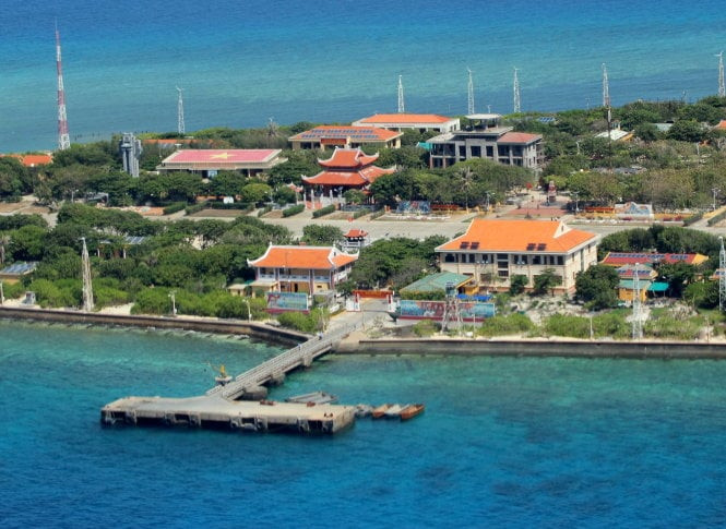 Toàn cảnh mặt chính diện đảo Trường Sa lớn, quần đảo Trường Sa nhìn từ phía cầu cảng