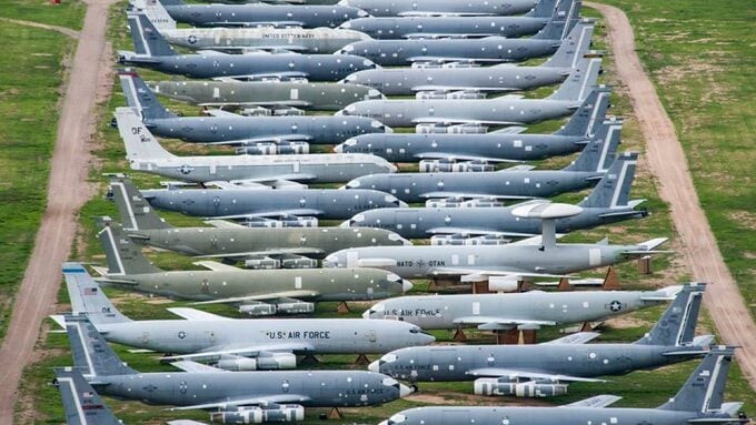 Nơi này chứa hàng ngàn chiếc máy bay chiến đấu của các lực lượng như Không quân, Lục quân, Cảnh sát biển và Hải quân Hoa Kỳ
