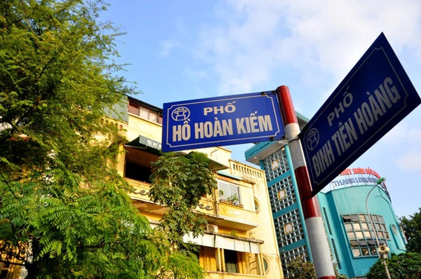 Phố Hồ Hoàn Kiếm nằm giao nhau với phố Đinh Tiên Hoàng