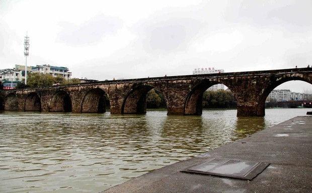 Cây cầu hàng trăm tuổi trước lũ lụt