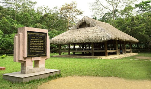 Đình làng Tân Trào là địa danh gắn liền với nhiều câu chuyện lịch sử cũng như phong tục tập quán đặc biệt của người dân địa phương