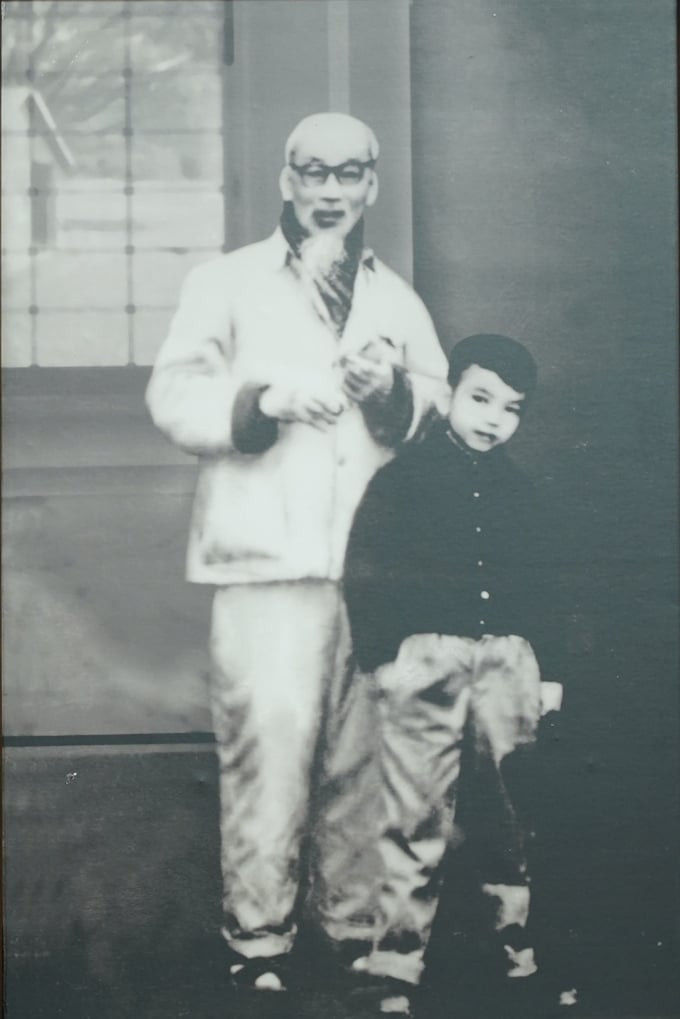 Thượng tướng Nguyễn Chí Vịnh chụp ảnh với Bác Hồ khi còn nhỏ. Ảnh: VOV