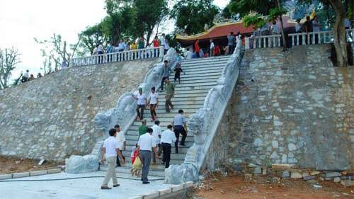 Năm 2013, Đảng bộ, Chính quyền, doanh nghiệp và nhân dân huyện Qùy Hợp quyết định tiến hành tôn tạo, phục dựng lại đền Choọng ngay tại núi Pu Đên