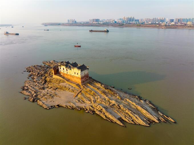 Chùa Quan Âm Các là một trong những ngôi chùa cổ nổi tiếng tọa lạc tại thành phố Ngạc Châu, tỉnh Hồ Bắc, Trung Quốc