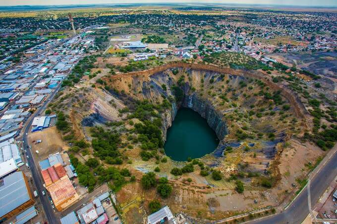 Mặc dù việc khai thác kim cương đã kết thúc, nhưng hố Big Hole vẫn tiếp tục thu hút du khách từ khắp nơi trên thế giới