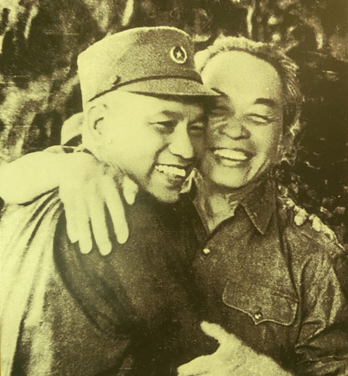 Đại tướng Võ Nguyên Giáp và Đại tướng Văn Tiến Dũng gặp lại nhau sau ngày thống nhất đất nước. Ảnh: Báo Tuổi Trẻ