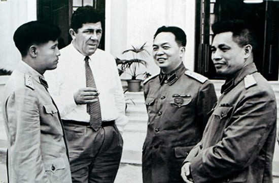 Đại tướng Nguyễn Chí Thanh, Đại tướng Võ Nguyên Giáp, Đại tướng Văn Tiến Dũng (phải). Ảnh tư liệu/Báo Tin Tức