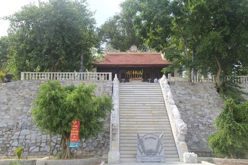 Đền Choọng tọa lạc trên đồi đất hình mâm xôi Pu Đên, thuộc bản Choọng, xã Châu Lý, huyện Quỳ Hợp, tỉnh Nghệ An