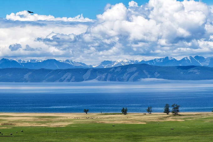 Hồ này chứa khoảng 480,7km3 nước, chiếm 70% toàn bộ nước ngọt của Mông Cổ