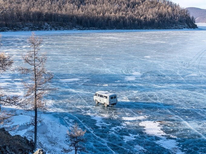 Bề mặt hồ sẽ bị đóng băng hoàn toàn trong mùa đông