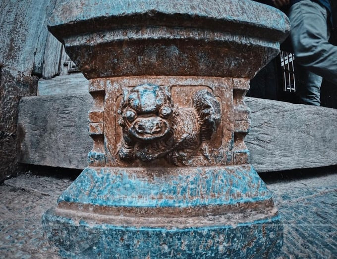 Chân cột nhà được chạm khắc hình con hổ