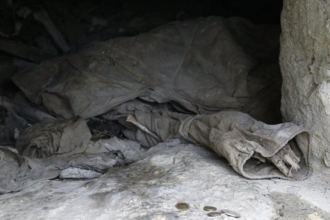 Người ta đã phát hiện ra rằng các thi thể bên trong các hầm mộ được chôn trong các cấu trúc bằng gỗ