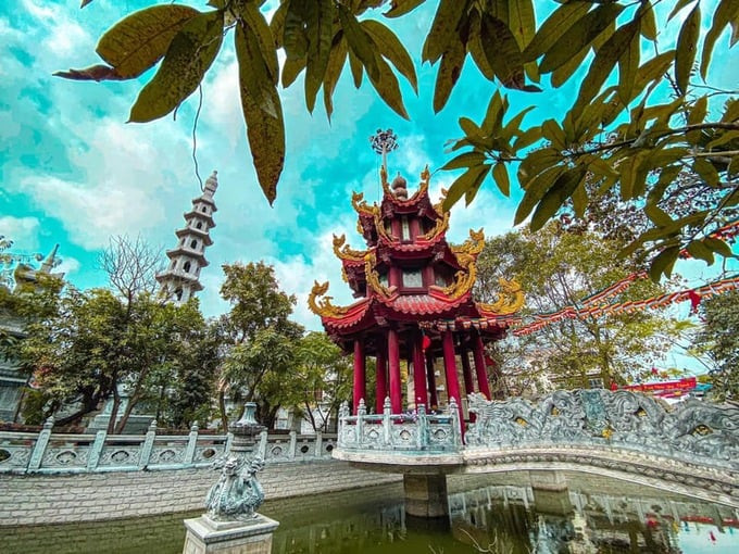 Hệ thống tượng thờ ở điện Phật và các tầng bảo tháp rất đa dạng, đặc sắc